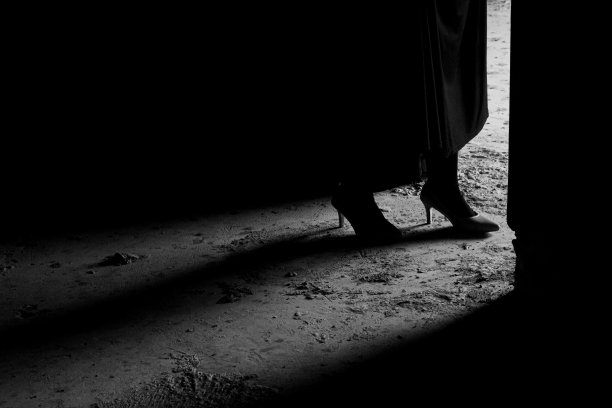 黑白剪影的女人穿着裙子图片下载