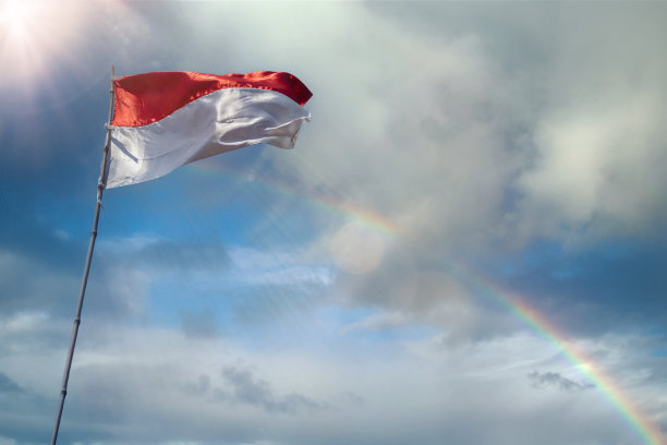 以蓝天为背景的印度尼西亚共和国国旗图片下载