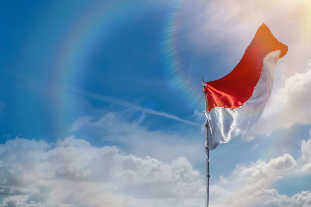 以蓝天为背景的印度尼西亚共和国国旗图片下载
