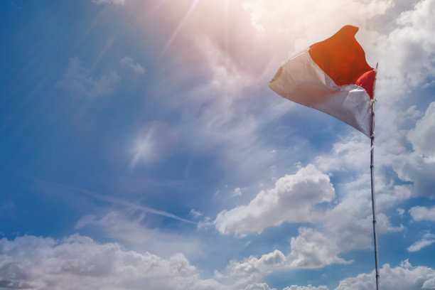 以蓝天为背景的印度尼西亚共和国国旗图片下载