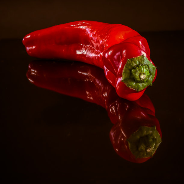 一个巨大的红辣椒的侧面反射。图片下载