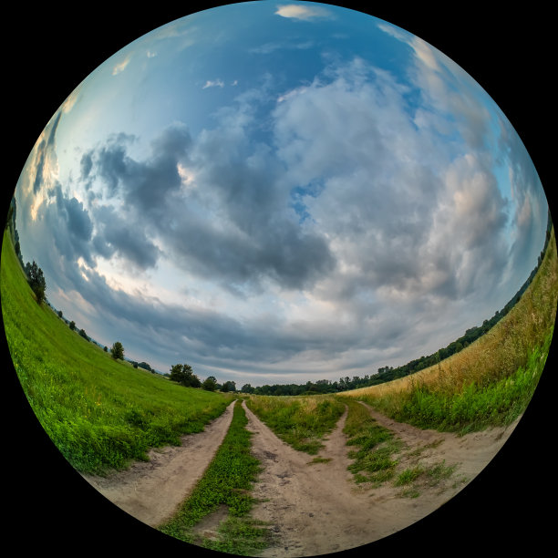 草地的圆形全景图，乡村的土路和天空中的云。HDR照片，鱼眼全屏格式图片下载