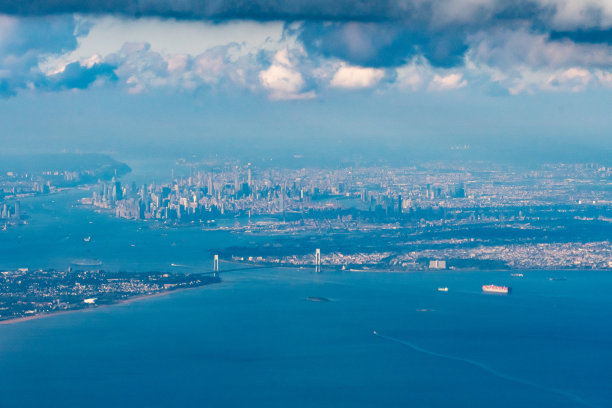 纽约港的鸟瞰图，包括货船、布鲁克林、曼哈顿、世贸中心一号大楼和斯塔顿岛图片下载