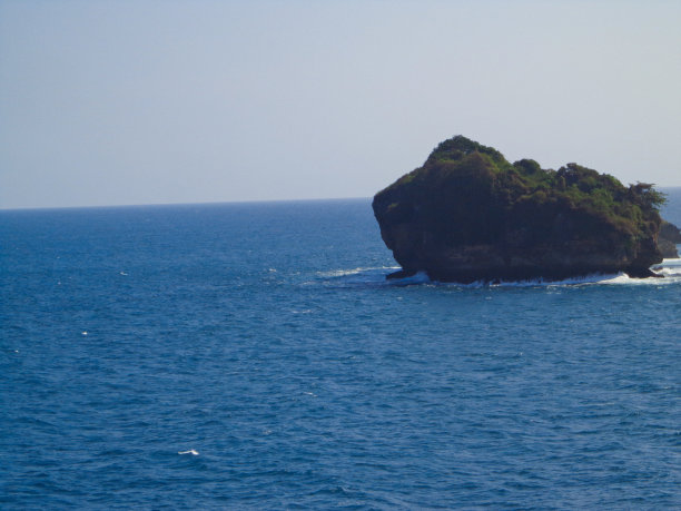 从山顶俯瞰卡萨普海滩的照片。适合旅游目的地社交媒体内容、度假、设计元素、旅游目的地、旅游应用代理等。图片下载