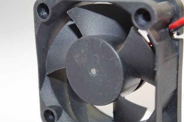 带风扇的冷却器为电脑降温图片下载