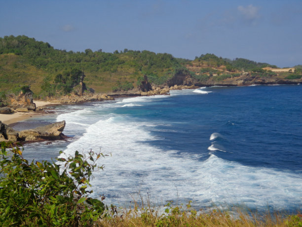 从山顶俯瞰卡萨普海滩的照片。适合旅游目的地社交媒体内容、度假、设计元素、旅游目的地、旅游应用代理等。图片下载