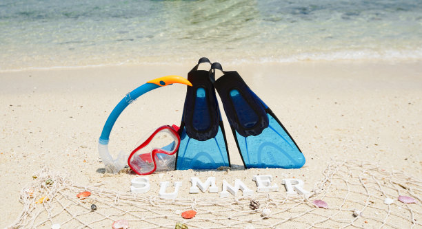 夏季背景由海滩上的潜水装备，浮潜和潜水面罩，脚蹼图片下载