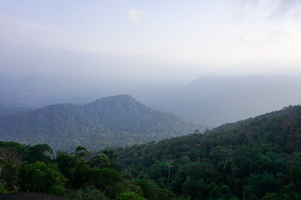 高山笼罩着薄雾图片下载