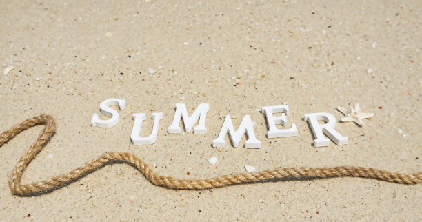 暑假象征着海岛沙滩上的一个字母标志图片下载