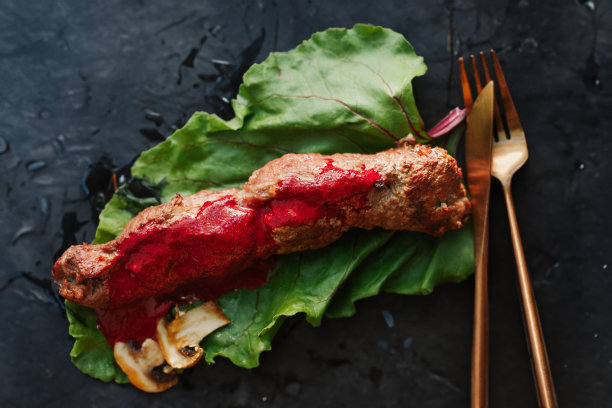 牛肉卷配牛肉酱。图片下载