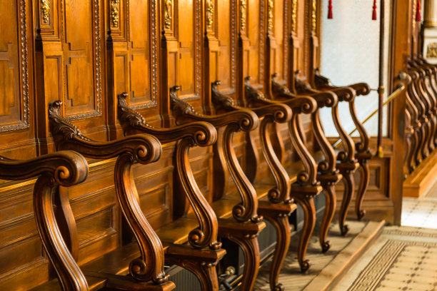 塞尔维亚诺维萨德圣乔治大教堂的椅子图片下载