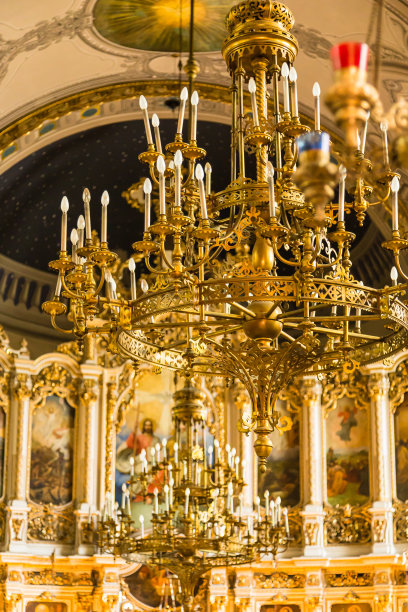 塞尔维亚诺维萨德圣乔治大教堂的吊灯图片下载