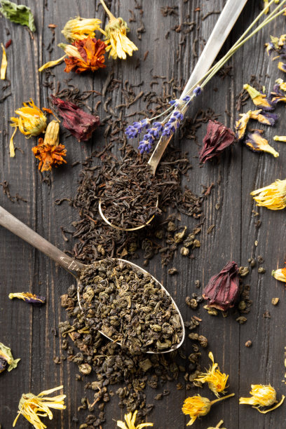 干绿茶和红茶，花茶在黑暗的背景上俯视图特写。图片下载