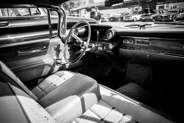 一个穿着黑白衣服的美国肌肉车图片下载