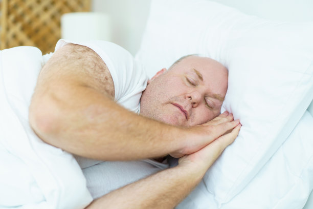 男人在卧室里放松。图片下载