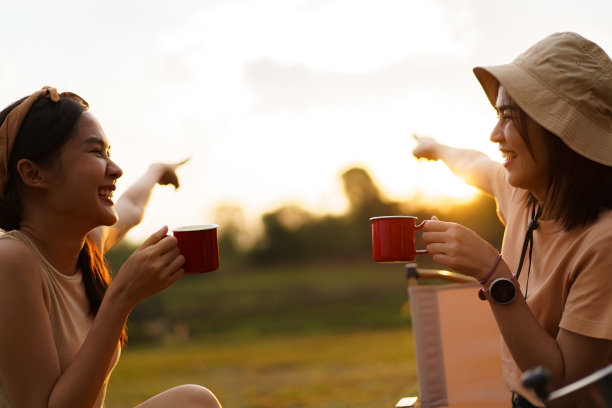女性朋友喜欢露营。图片下载