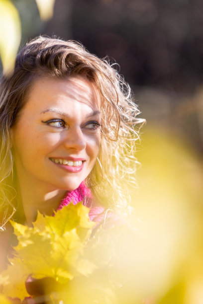 在大自然中享受秋天生活的快乐女人图片下载