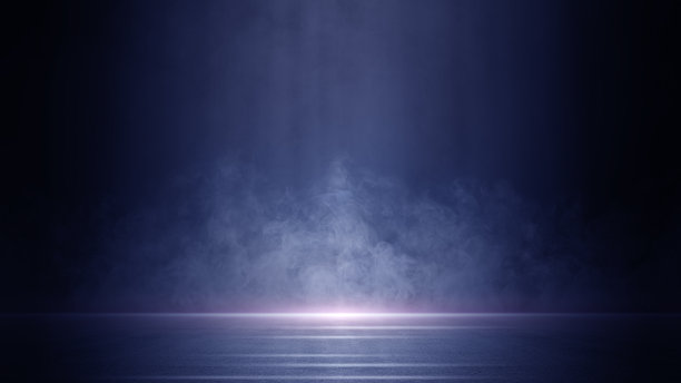 黑暗的舞台表演，蓝色和紫色的背景，一个空旷的黑暗场景，激光束，霓虹灯，射灯反射在沥青地板上，工作室的房间里有烟雾漂浮起来展示产品。图片下载