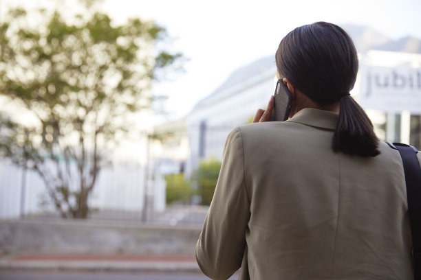 城市智慧与连接:一位年轻的女商人在移动图片下载