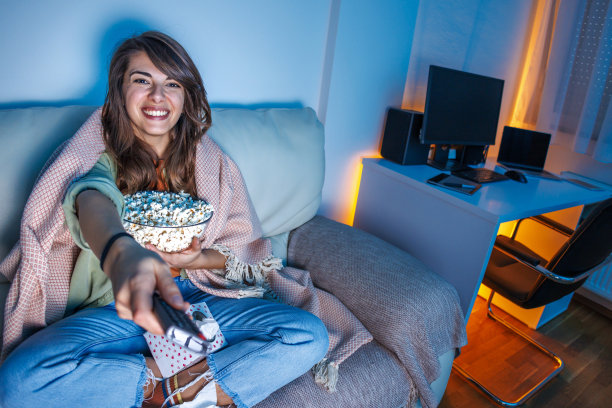 在家看电视放松的女人图片下载