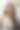身穿白色夏装、饰有黑色花朵的女子图片下载