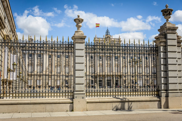 从西班牙马德里的阿尔穆德纳大教堂周围的栅栏看过去图片下载