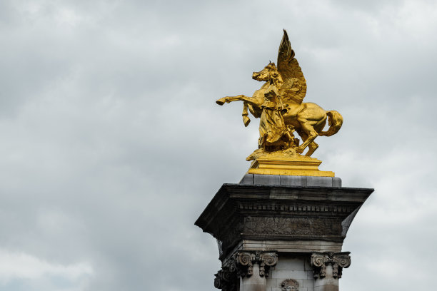 巴黎亚历山大三世桥上艺术名声的侧视图图片下载