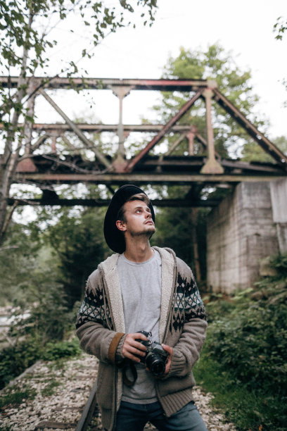 这个人正在用胶卷相机拍照图片下载