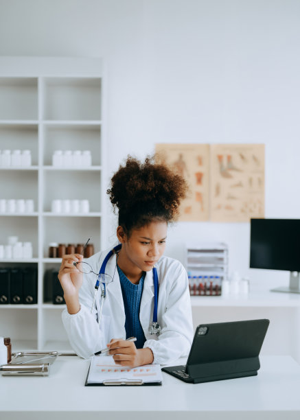 非洲微笑的医生或顾问坐在办公桌前，脖子上写着病假条、手术计划和处方。并在办公室报告临床检测结果

看着镜头图片下载