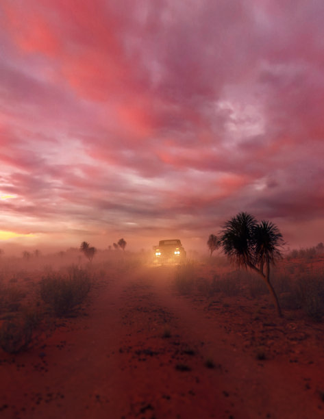 日落时分，一辆敞篷小货车在干旱的土路上行驶。3 d渲染。图片下载