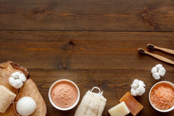 有机化妆套装，竹制牙刷和按摩海绵图片下载