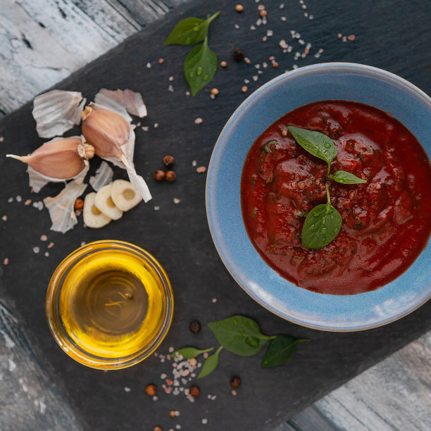 蕃茄酱加黑胡椒粉和大蒜。图片下载