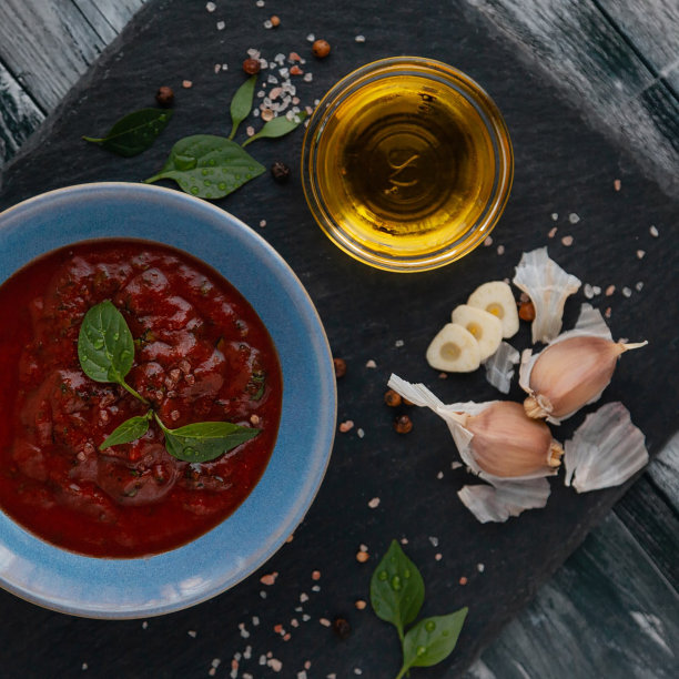 蕃茄酱加黑胡椒粉和大蒜。图片下载
