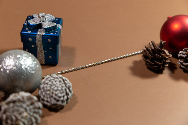 圣诞灯饰与礼盒金星，模糊特写图片下载