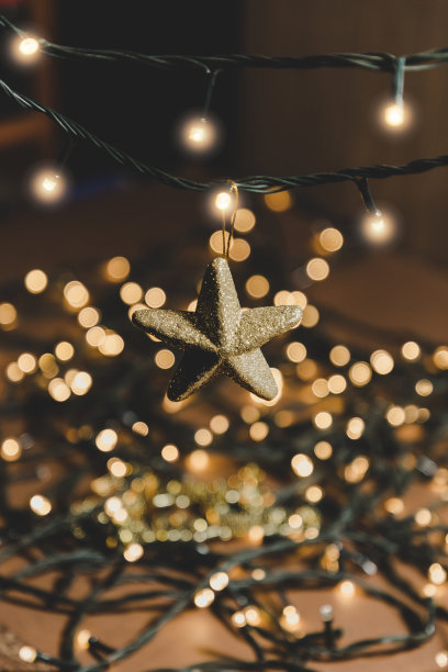 圣诞灯饰与礼盒金星，模糊特写图片下载