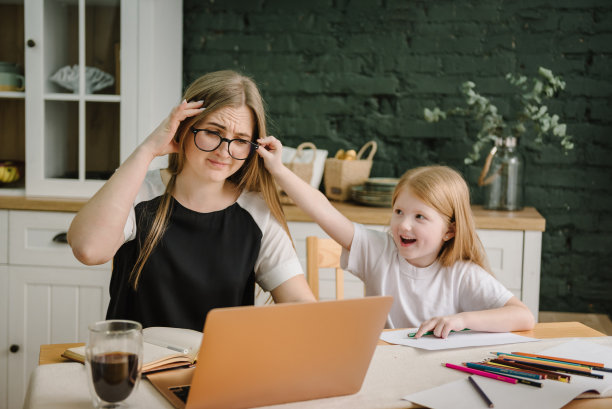 母亲在家照顾孩子。孩子制造噪音，分散注意力，打扰妈妈。自由职业，在笔记本电脑上在线学习。产假。从事加密货币的经纪人。在股票市场进行网上交易。图片下载