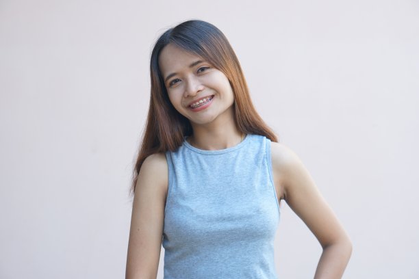 亚洲女人微笑着开心地戴牙套图片下载