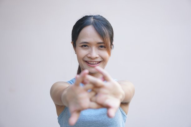 下班后伸伸懒腰放松的女人图片下载