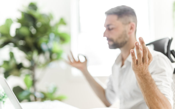 成熟的商人在办公室使用笔记本电脑。图片下载