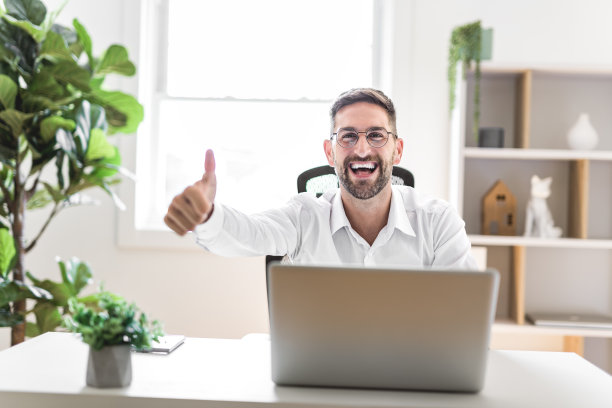 成熟的商人在办公室使用笔记本电脑。图片下载