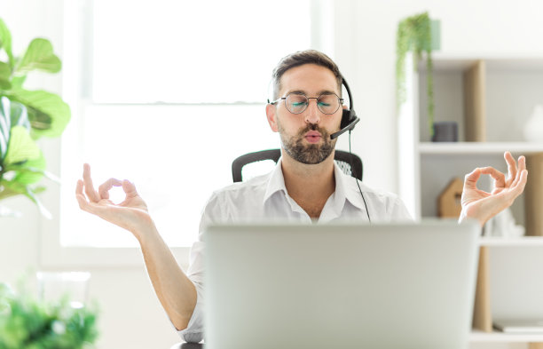 成熟的分析师在办公室使用笔记本电脑。图片下载