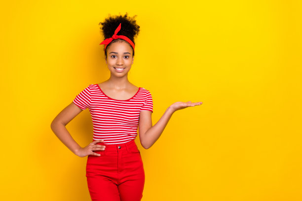 照片正面可爱的女士穿着条纹红色t恤，露出手臂空空荡荡的黄色背景图片下载