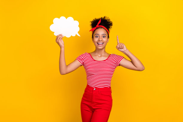 照片中震惊激动的女士穿着条纹红色t恤竖起手指说泡泡空空孤立的黄色背景图片下载