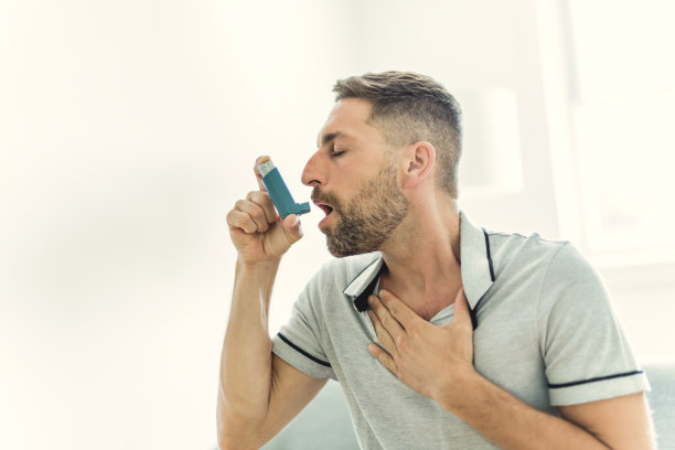 男子在家使用哮喘吸入器图片下载