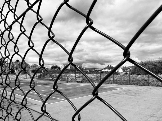 网球场隔着铁链栅栏图片下载