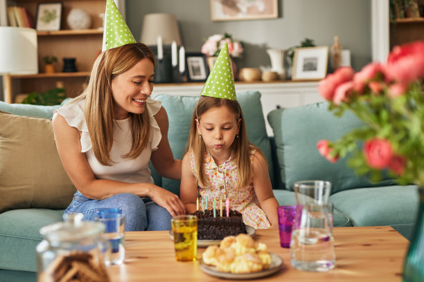 母亲和女儿正在家里庆祝生日图片下载