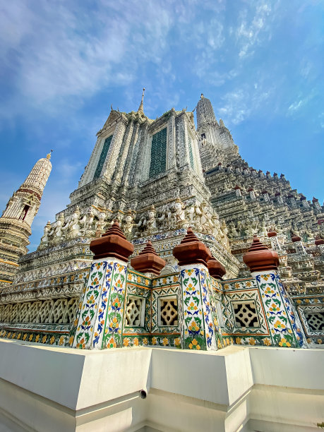 泰国首都的名片是佛教寺庙Wat Arun，黎明寺，它位于湄南河岸边图片下载