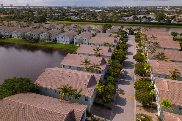 佛罗里达州的社区。迈阿密的豪宅。现代家庭图片下载