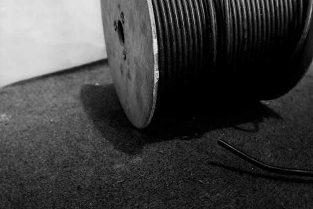 地板地毯上的天线和卫星天线电缆的大线圈或线轴。图片下载