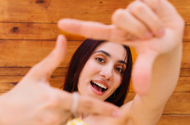 一个女人用手制作相框的特写照片图片下载